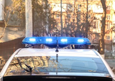 Polis arabası ışıkları ile  