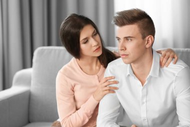 kız arkadaşı ile depresif adam 