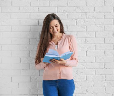 Kitaplı Genç Kadın