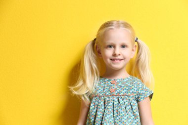 Şirin küçük kız.  