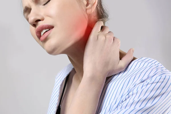 Jeune femme souffrant de douleurs au cou — Photo