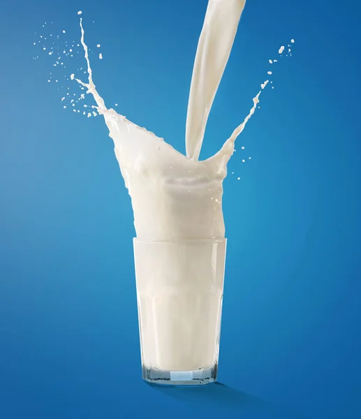 Milch ins Glas gießen — Stockfoto