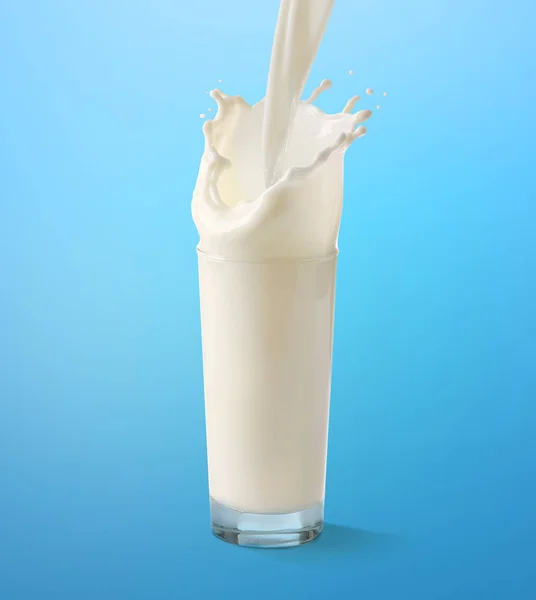 Verser le lait dans le verre — Photo