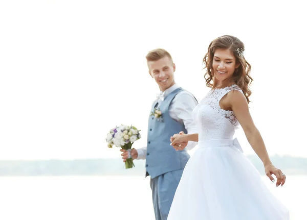 Красива весільна пара на відкритому повітрі — стокове фото