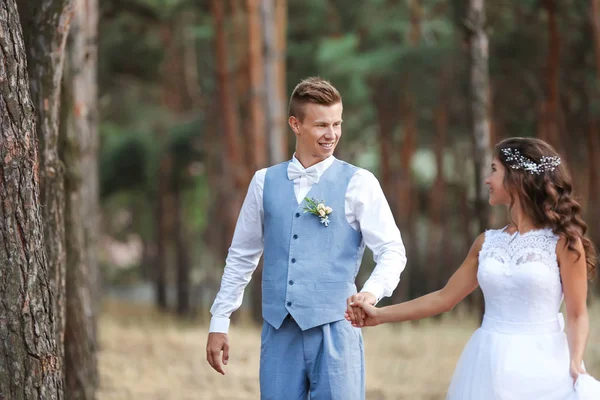 Joyeux couple de mariage en plein air — Photo