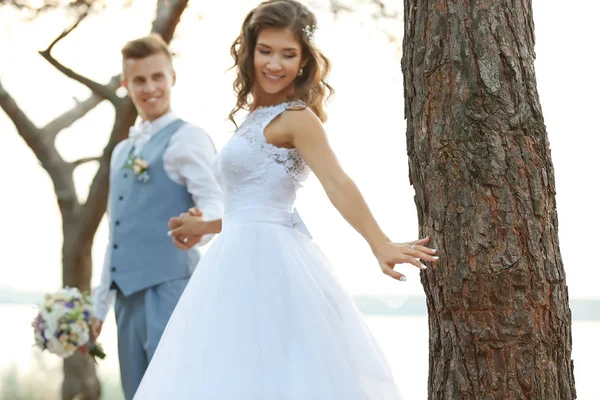 Junges Hochzeitspaar im Freien — Stockfoto