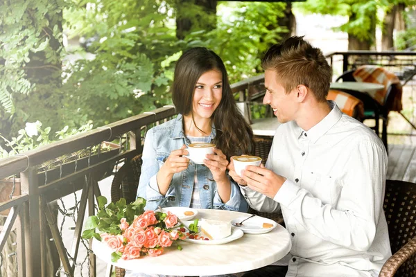 Coppia bere caffè in caffè — Foto Stock