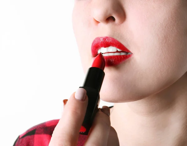 Mujer aplicando lápiz labial —  Fotos de Stock