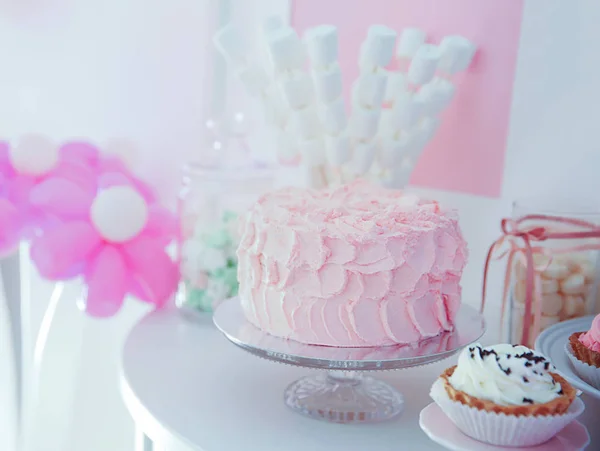 Tasty cake and sweets — Stock Photo, Image