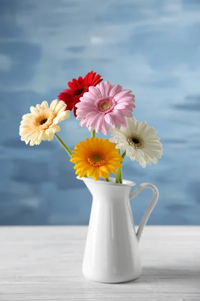 Vase mit einem Strauß schöner Blumen — Stockfoto