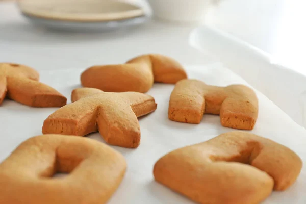 Cookie brieven op papier te bakken — Stockfoto