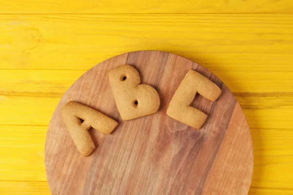 Листи для печива на дерев'яній дошці — стокове фото