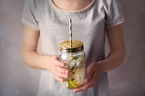 Kadın holding limonata — Stok fotoğraf