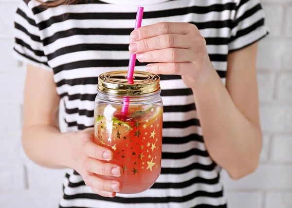 Mujer sosteniendo limonada de frutas — Foto de Stock