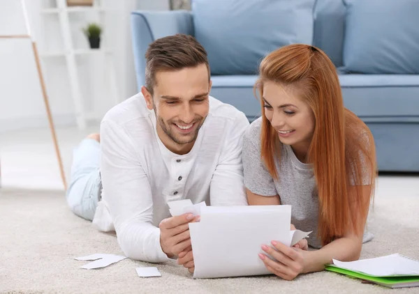 Pareja calculando impuestos — Foto de Stock