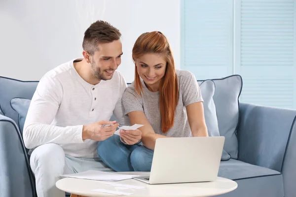 Casal calculando impostos — Fotografia de Stock