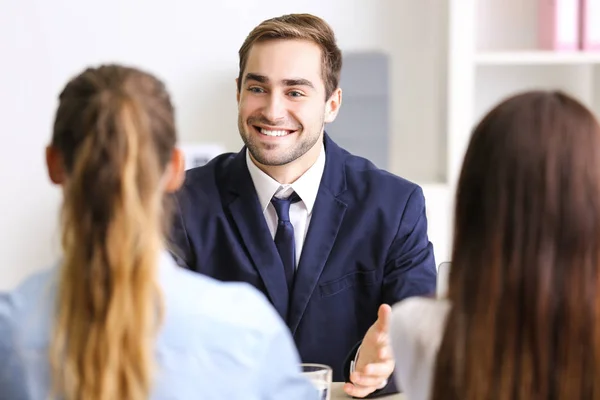 Solicitante de empleo que tiene entrevista en la oficina — Foto de Stock