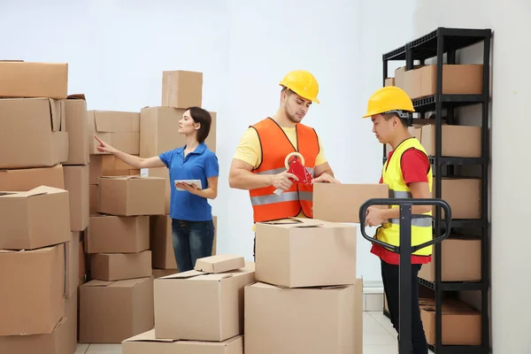 Trabajadores embalaje parcelas — Foto de Stock