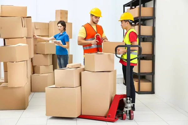 Workers packing parcels — Stock Photo, Image