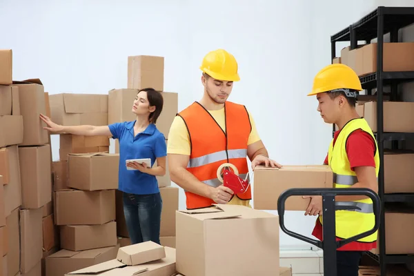 Trabajadores embalaje parcelas — Foto de Stock