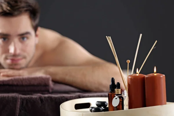 Man relaxing in spa salon — Stock Photo, Image