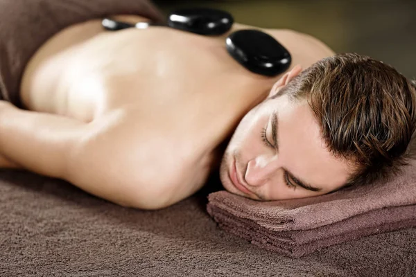 Uomo rilassante nel salone spa — Foto Stock