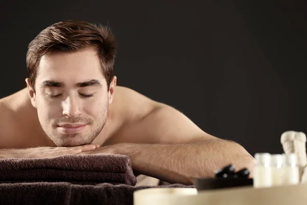 Man relaxing in spa salon — Stock Photo, Image