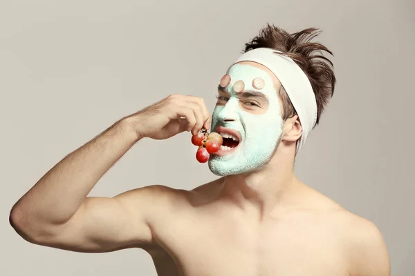 Homem relaxante no salão de spa — Fotografia de Stock