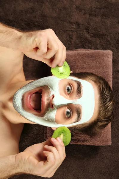 Man relaxing in spa salon — Stock Photo, Image