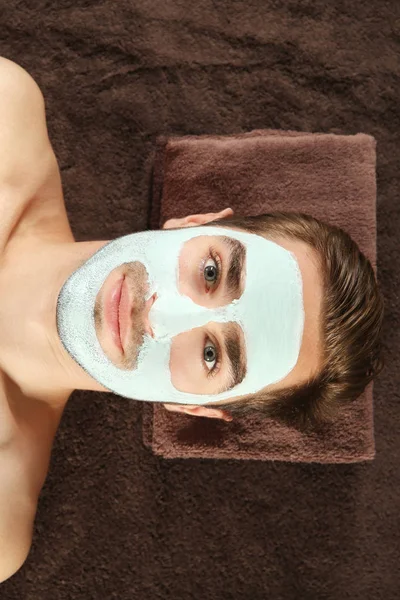 Man relaxing in spa salon — Stock Photo, Image