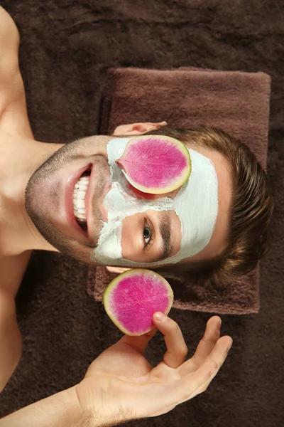Man relaxing in spa salon — Stock Photo, Image