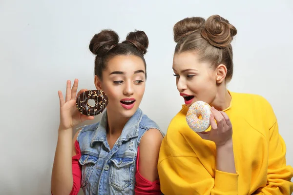 Mujeres jóvenes graciosas —  Fotos de Stock