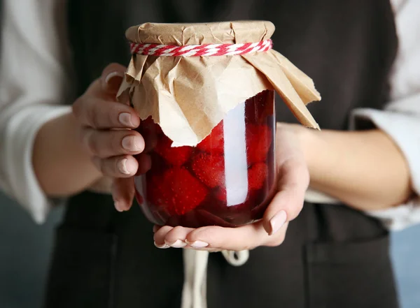 Donna in grembiule con marmellata di fragole — Foto Stock