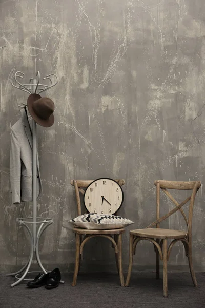 Chaises en bois avec oreiller et horloge — Photo