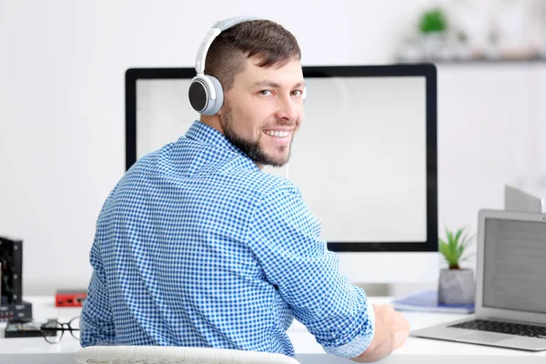 Schöner junger Programmierer — Stockfoto