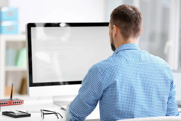 Guapo joven programador — Foto de Stock