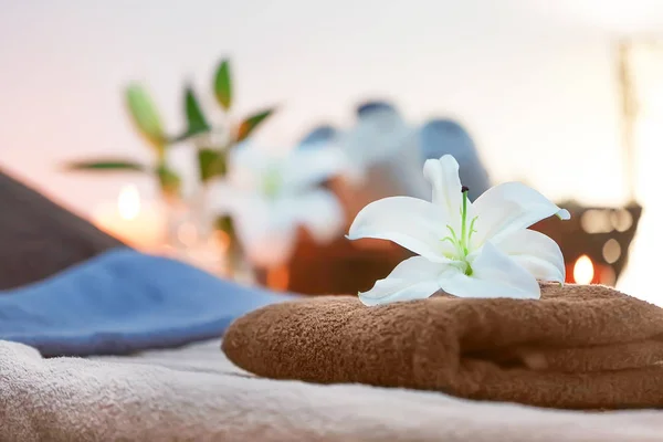 Lilia spa merkezi havlu üzerinde — Stok fotoğraf