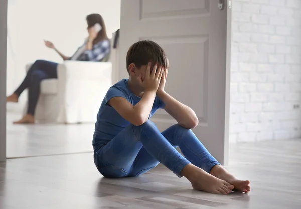 Trauriger kleiner Junge — Stockfoto