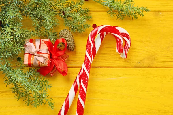 Weihnachtsdekoration und Bonbons — Stockfoto