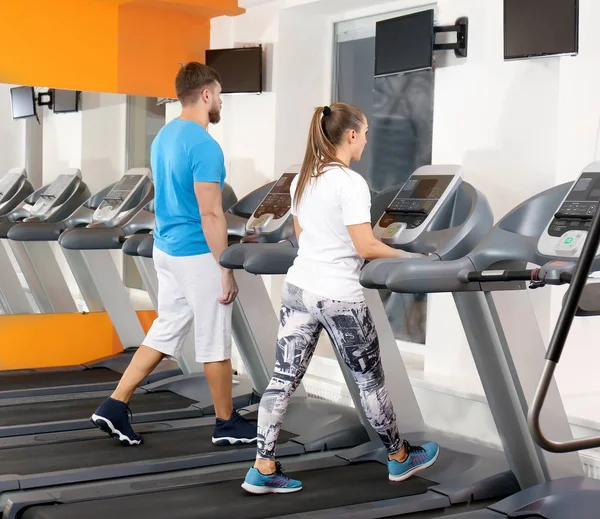 Jóvenes Corriendo Cintas Correr Gimnasio —  Fotos de Stock