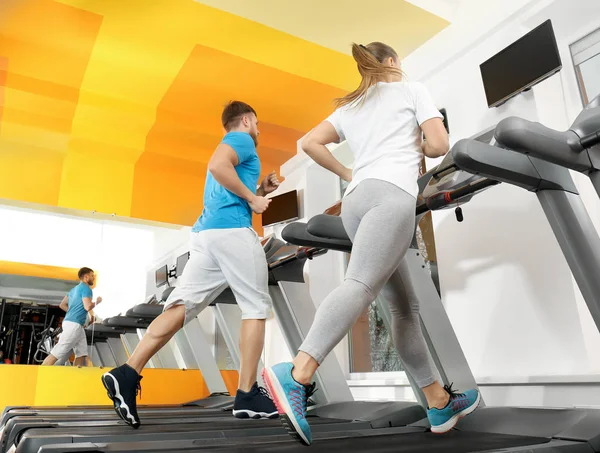 Jóvenes Corriendo Cintas Correr Gimnasio —  Fotos de Stock