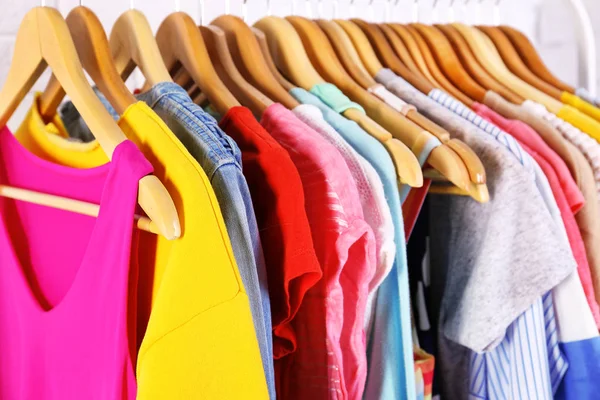 Modekleding op hangers — Stockfoto