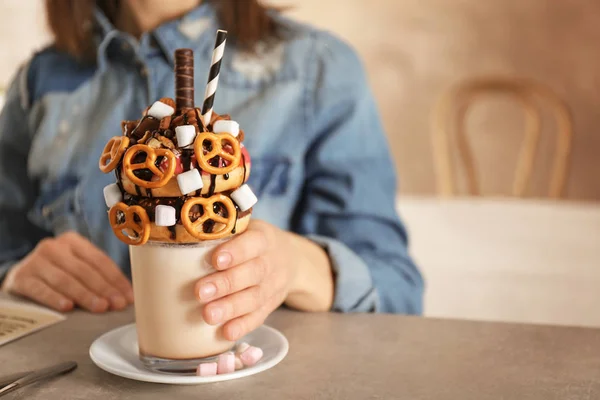 Chica sosteniendo batido con rosquillas —  Fotos de Stock