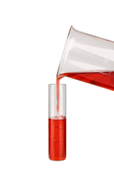 Verser un échantillon rouge dans un tube à essai — Photo