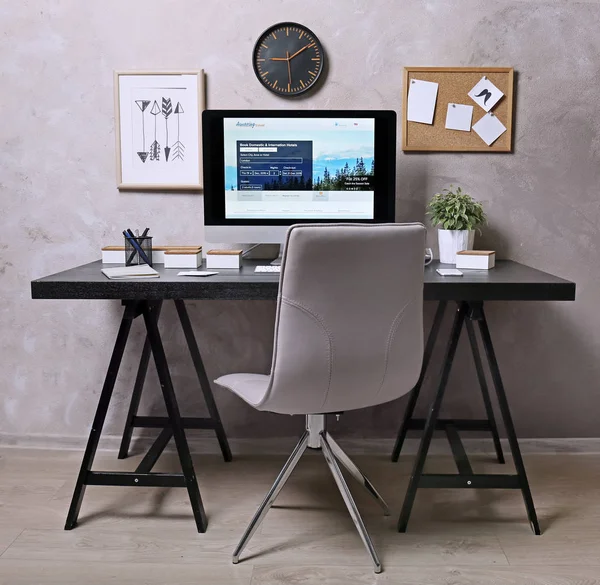 Posto di lavoro con computer sul tavolo — Foto Stock