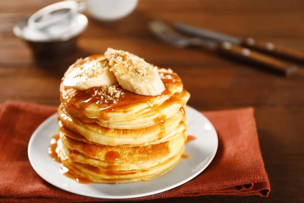 Deliciosos panqueques en la mesa —  Fotos de Stock