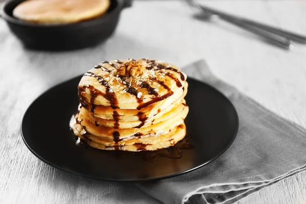 Deliciosos panqueques en la mesa —  Fotos de Stock