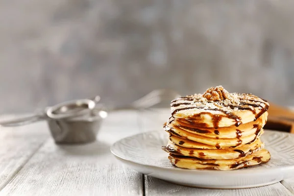 Leckere Pfannkuchen auf dem Tisch — Stockfoto