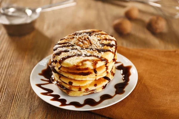 Deliciosos panqueques en la mesa —  Fotos de Stock