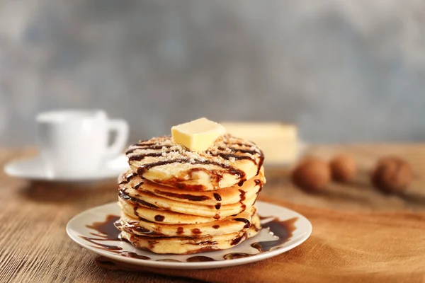 Leckere Pfannkuchen auf dem Tisch — Stockfoto